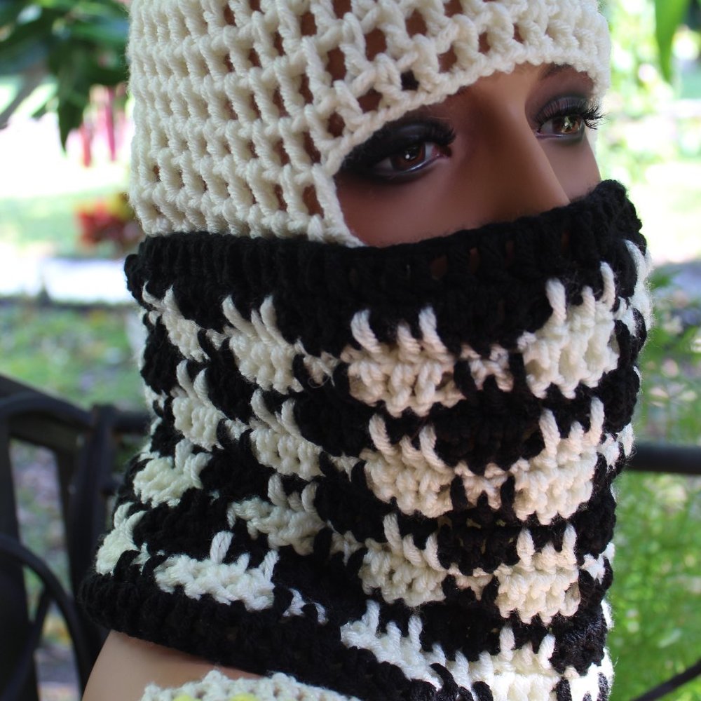 Brand new crochet cowl with nice pattern